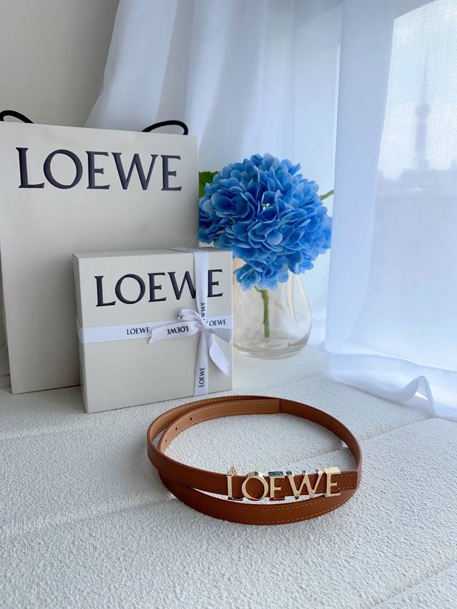 罗意威 双面意大利进口头层小牛皮,搭配真空电镀亮面字母纯铜扣,官网新款,专柜有售,市场顶级品质,支持验货 配送全套专柜包装,宽度 1.5Cm 罗意威 双面意大利进口头层小牛皮,搭配真空电镀亮面字母纯铜扣,官网新款,专柜有售,市场顶级品质,支持验货 配送全套专柜包装,宽度 1.5Cm