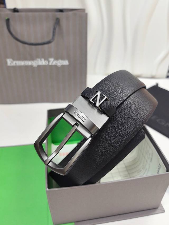 杰尼亚新款更新，Binario 针扣，深钌灰色饰面，可完全调节双面皮带，正面为黑色马德拉斯格纹雕纹小牛皮，反面为黑色小牛皮，意大利制造3.5Cm宽度