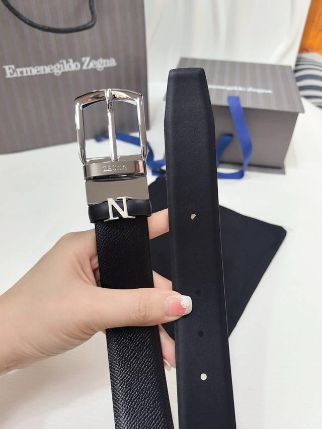 杰尼亚新款更新，Binario 针扣，深钌灰色饰面，可完全调节双面皮带，正面为黑色马德拉斯格纹雕纹小牛皮，反面为黑色小牛皮，意大利制造3.5Cm宽度