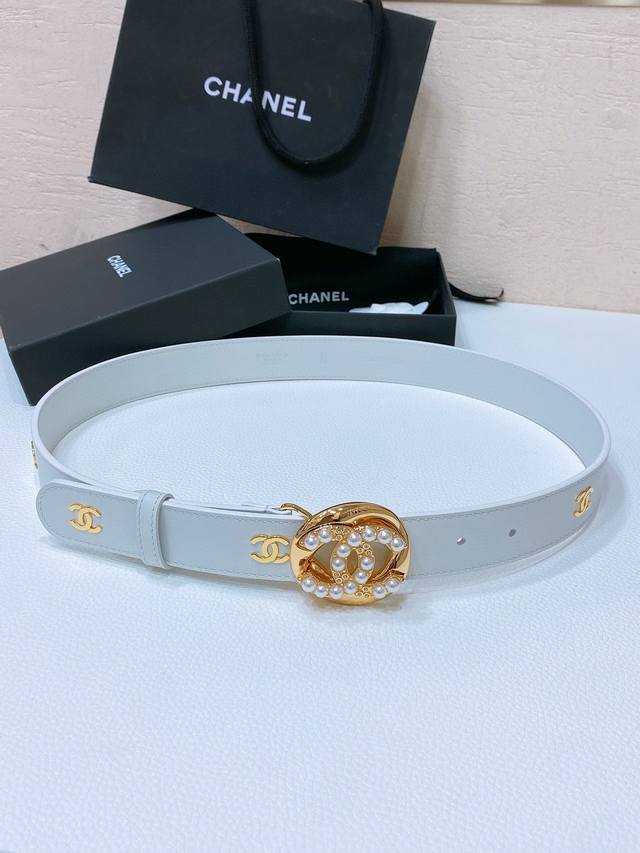 小香chanel 巴黎走秀款更新，高定原单精品，新款珍珠 水钻 白 与 黑 字母 Logo搭扣 黄铜金属镶嵌珍珠与钻石，小牛皮腰带 手感柔软 细腻 3.0 Cm