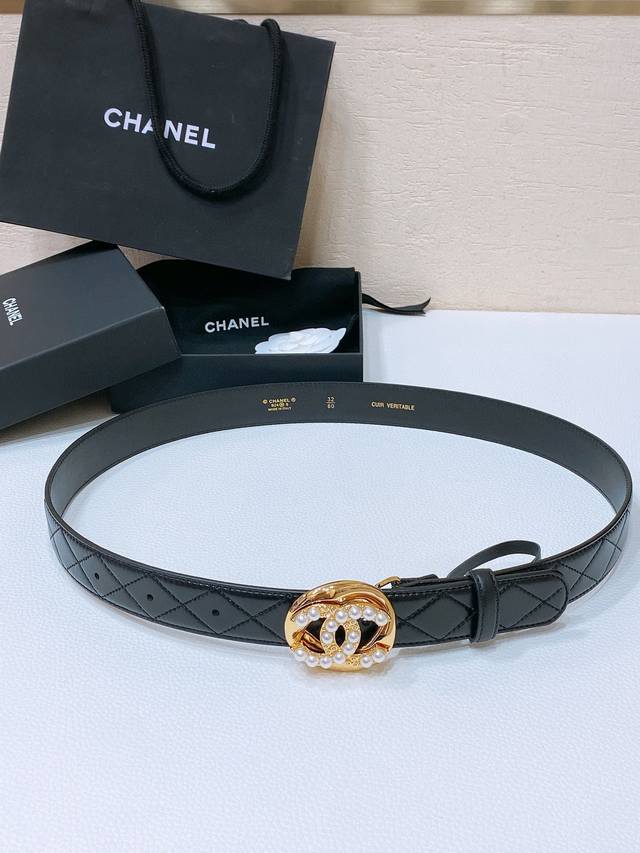 小香chanel 巴黎走秀款更新,高定原单精品,新款珍珠 水钻 白 与 黑 字母 Logo搭扣 黄铜金属镶嵌珍珠与钻石,小牛皮腰带 手感柔软 细腻 3.0 Cm 小香chanel 巴黎走秀款更新,高定原单精品,新款珍珠 水钻 白 与 黑 字母 Logo搭扣 黄铜金属镶嵌珍珠与钻石,小牛皮腰带 手感柔软 细腻 3.0 Cm