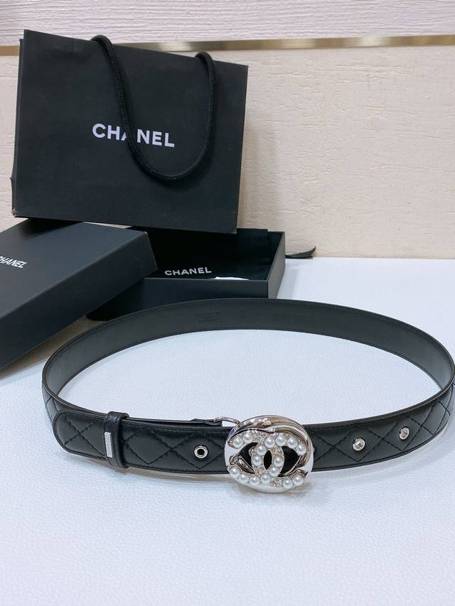 小香chanel 巴黎走秀款更新，高定原单精品，新款珍珠 水钻 白 与 黑 字母 Logo搭扣 黄铜金属镶嵌珍珠与钻石，小牛皮腰带 手感柔软 细腻 3.0 Cm