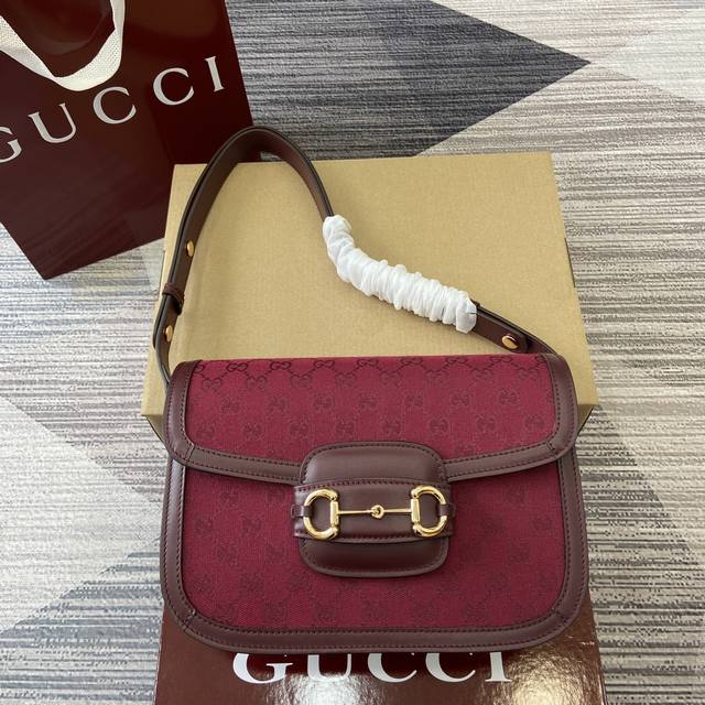 配全套包装 Gucci Horsebit 1955系列肩背包 Gucci Horsebit 1955系列肩背包在早春系列中惊艳亮相，以新颖视角演绎经典设计。这一