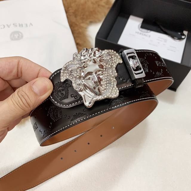 Versace 范思哲 配送官网同步正版新款包装，美人头正版开模经典版型高档时尚 ，进口牛皮美杜莎压花，对版车线，宽度3.8 Cm ，品质保真 专柜最新版买版开