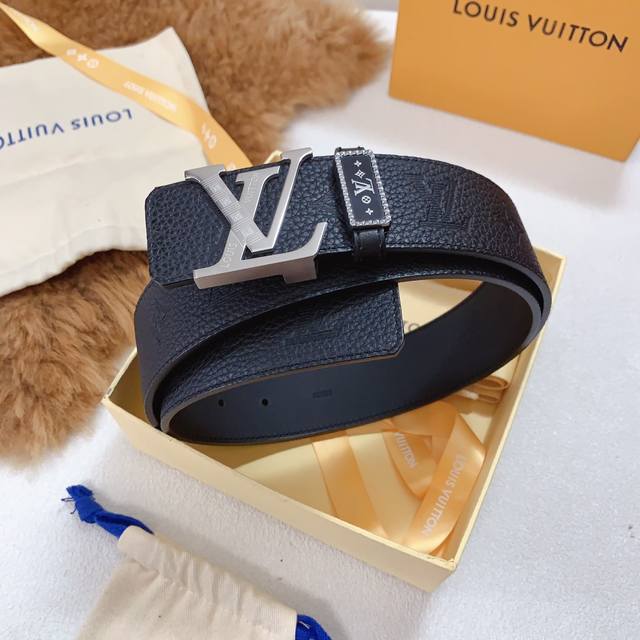 配图片正品包装,原单精品同步官网经典款,Lv路易威登正版同步经典版型字母纯钢扣,版型高档时尚,看工艺皮质即知,精细打磨五金扣件 宽度4.0Cm 高清实拍大图 配图片正品包装,原单精品同步官网经典款,Lv路易威登正版同步经典版型字母纯钢扣,版型高档时尚,看工艺皮质即知,精细打磨五金扣件 宽度4.0Cm 高清实拍大图