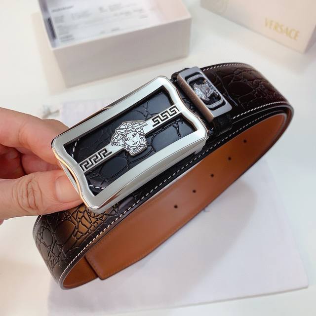 范思哲新款系列， 配送官网同步正版新款包装，经典版型高档时尚 ，进口牛皮压花，对版车线，宽度3.8 Cm ，品质保真 专柜最新版买版开模定制