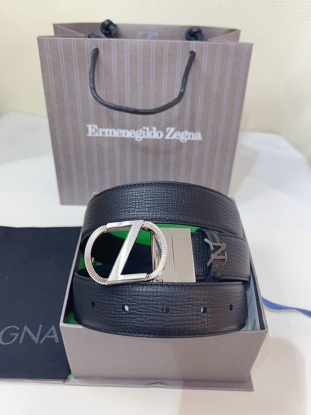 杰尼亚官网对版新款更新，搭扣深钌灰色饰面，可完全调节双面皮带 正面为黑色马德拉斯格纹雕纹小牛皮，反面为黑色小牛皮杰尼亚标识意大利制造3.5Cm宽度