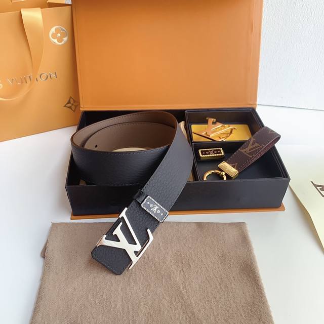 配送正版包装lv路易威登双扣套装，配送l家钥匙扣，精品挂扣打磨， 高端专供 原厂荔枝纹进口头层牛皮双面带身系列， 真空电镀五金扣件，无瑕疵打磨，对版车线，宽度