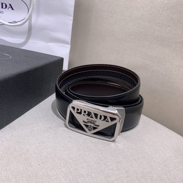 普拉达 Pr*Da 精品自动扣系列，版型外穿式，精钢打磨搭配原厂小牛皮带身，独特的设计结合了流行简约与优雅的气质，完美地衬托出prada优秀的产品。风格独树一帜