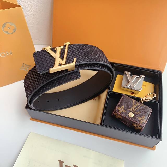 高品质原单精品，Lv家新款双扣套装，皮带耳机包套装系列，耳机挂包 可装airpods耳机，零钱包 正版开模，搭配纯钢扣，宽度4.0Cm，配正版小米格系列，高端品