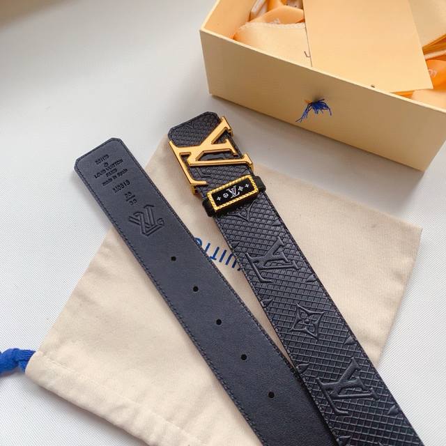 配送正版礼品包装，顶级货。Lv路易威登正版开模官网同步精品，高端定制专供，精品钢扣锻造，真空电镀打磨 清晰编码logo刻印，，原单看图看细节，带宽4.0 Cm，