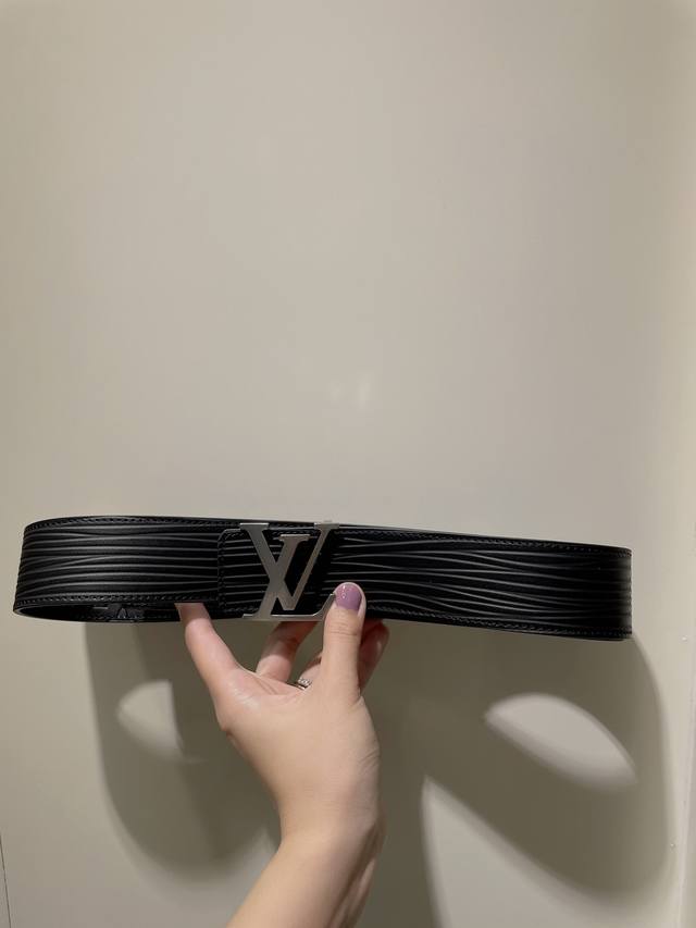 Lv 意大利进口头层水波纹牛皮配压花皮底，搭配真空电镀仿古银扣，官网新款，专柜有售，市场顶级品质，支持验货 配送全套专柜包装，宽度 4.0Cm