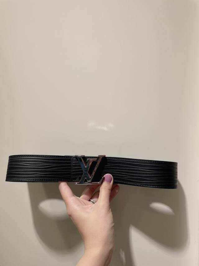 Lv 意大利进口头层水波纹牛皮配压花皮底，搭配真空电镀叠层纯铜扣，官网新款，专柜有售，市场顶级品质，支持验货 配送全套专柜包装，宽度 4.0Cm