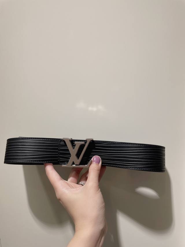 Lv 意大利进口头层水波纹牛皮配压花皮底，搭配真空电镀喷砂纯铜扣，官网新款，专柜有售，市场顶级品质，支持验货 配送全套专柜包装，宽度 4.0Cm