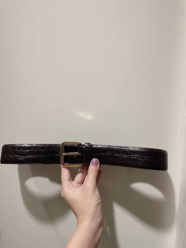 Loro Piana 意大利进口头层石头纹牛皮配平纹底，搭配真空电镀亮面纯铜针扣，经典款式，专柜有售，市场顶级品质，支持验货 配送全套专柜包装，宽度 3.5Cm