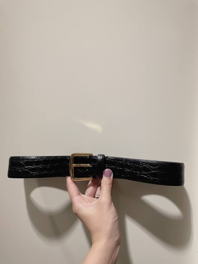 Loro Piana 意大利进口头层石头纹牛皮配平纹底，搭配真空电镀亮面纯铜针扣，经典款式，专柜有售，市场顶级品质，支持验货 配送全套专柜包装，宽度 3.5Cm