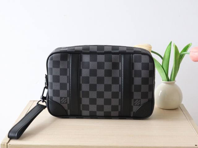 M82076 男包手包手拿包系列 Pochette Kasai 手拿包 这款kasa邮袋由damier石墨帆布制成，正面有加固的角落和黑色皮革带，以及拉链后袋。