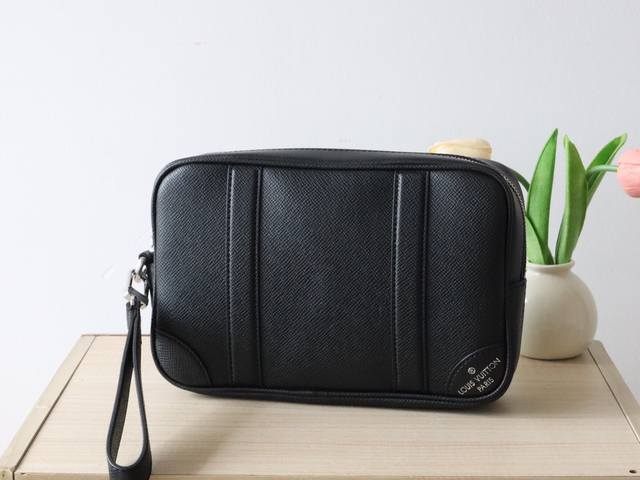 M82076十字纹 男包手包手拿包系列 Pochette Kasai 手拿包 这款kasa邮袋由damier石墨帆布制成，正面有加固的角落和黑色皮革带，以及拉链