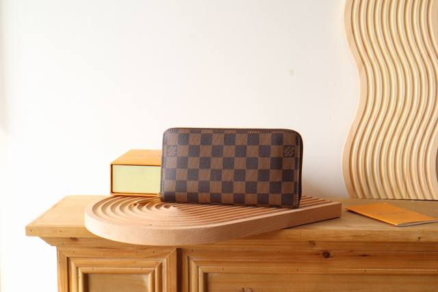 顶级原单拉链款钱夹m41895啡格红 这款设计实用的monogram帆布皮夹以拉链开合,可装纸币,零钱和证件等19 X 10 X 1 Cm 长 X 高 X 宽 顶级原单拉链款钱夹m41895啡格红 这款设计实用的monogram帆布皮夹以拉链开合,可装纸币,零钱和证件等19 X 10 X 1 Cm 长 X 高 X 宽