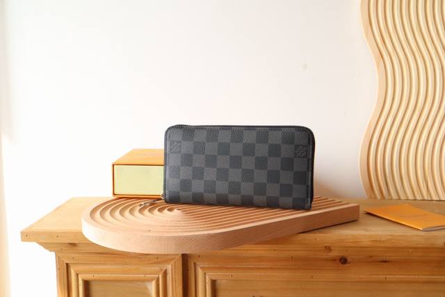 顶级原单拉链款钱夹m60017 这款设计实用的monogram帆布皮夹以拉链开合，可装纸币，零钱和证件等19 X 10 X 1 Cm 长 X 高 X 宽 8个信