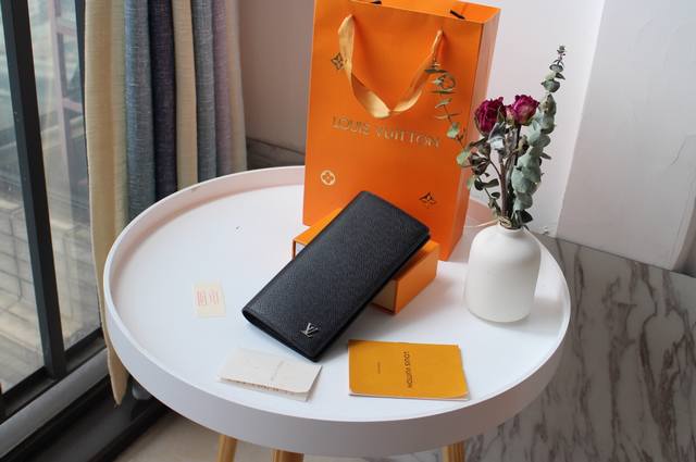 M30285 Brazza 钱夹 Brazza 钱夹选用柔软且耐磨的双色压纹 Taga 皮革传递经典气质，利落构型包裹皮革内衬，内藏多个卡位、袋位和隔层，可轻松