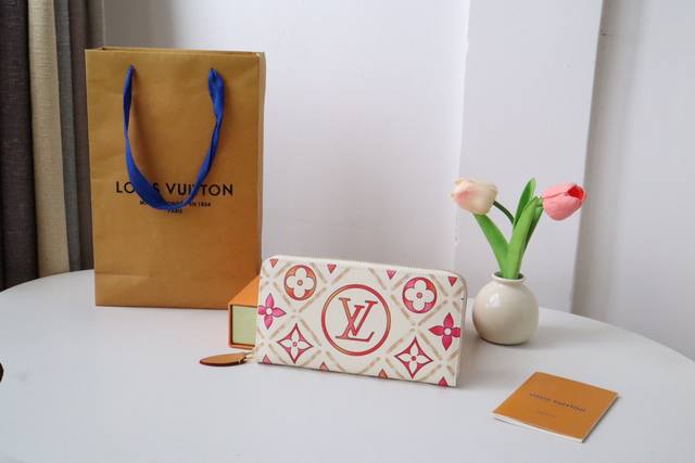 M83624蓝,M11455红 這款lv By The Pool系列的拉鏈包於今季矚目登場,展露異域之旅的迷人魅力。袋款以塗層帆布製成,飾以monogram T M83624蓝,M11455红 這款lv By The Pool系列的拉鏈包於今季矚目登場,展露異域之旅的迷人魅力。袋款以塗層帆布製成,飾以monogram T