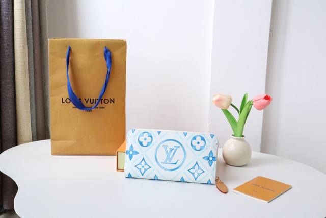 M83624蓝，M11455红 這款lv By The Pool系列的拉鏈包於今季矚目登場，展露異域之旅的迷人魅力。袋款以塗層帆布製成，飾以monogram T