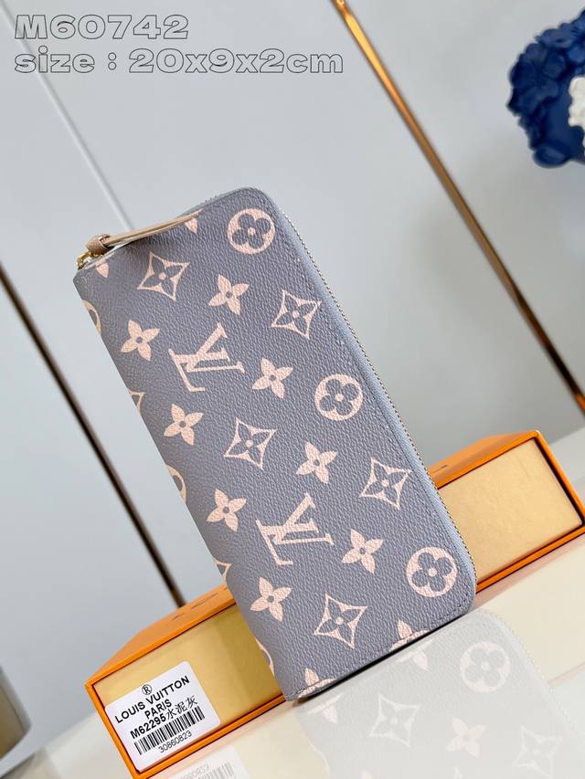 顶级原单 独家实拍 M60742水泥灰 路易威登 Clémence 钱夹是丰富实用功能与优雅小巧设计有机融合的典范。由标志性 Monogram 帆布面料裁制而成
