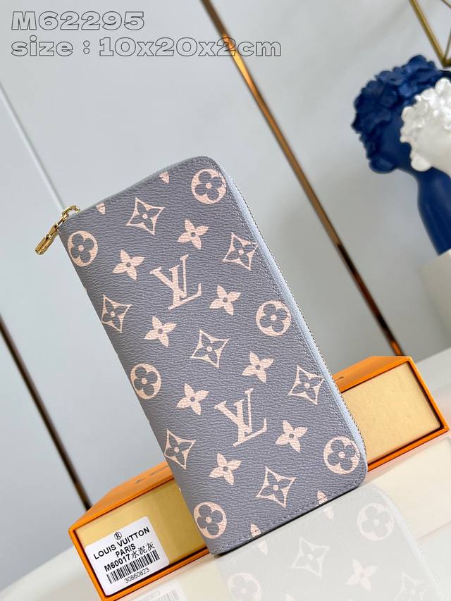 顶级原单 独家实拍 M62295水泥灰 这款竖款zippy钱夹以耐磨的 Damier Graphite 帆布制成，气质优雅。多个实用的口袋和隔层设计可轻松容纳现