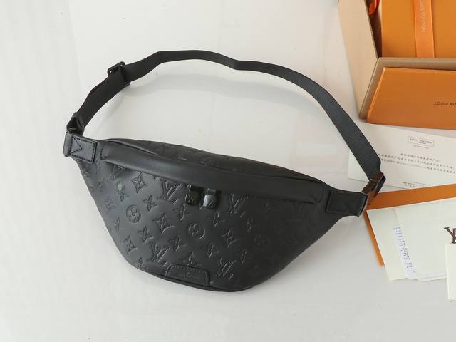 顶级原单，加强版m46036 本款discovery腰包取材柔软monogram Shadow压纹牛皮革，以复古笔触传递闲适个性。前后拉链袋便于存取手机、钥匙和