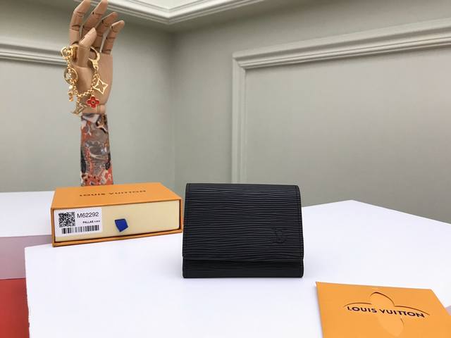 顶级原单 M62292水波纹以经典monogram涂层帆布制作，这款enveloppe Carte De Visite名片夹让您可以精致地把名片或信用卡随身携带