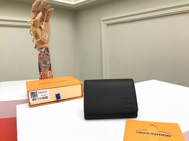 顶级原单 M64021十字纹以经典monogram涂层帆布制作，这款enveloppe Carte De Visite名片夹让您可以精致地把名片或信用卡随身携带