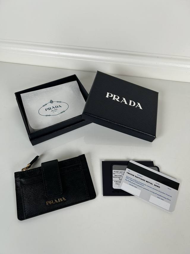 家卡包,型号1Mc038,进口小牛皮,尺寸7.5*12Cm,五个卡槽,拉链式隔层,按扣开合更加实用,设计简约大气。实物拍摄,所见即所得 家卡包,型号1Mc038,进口小牛皮,尺寸7.5*12Cm,五个卡槽,拉链式隔层,按扣开合更加实用,设计简约大气。实物拍摄,所见即所得