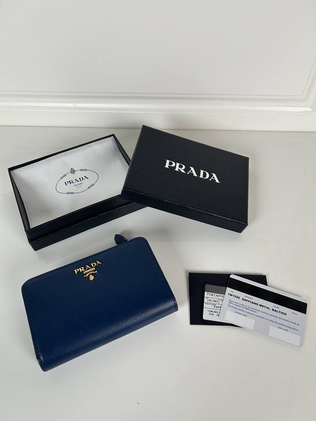 家女士十字纹短夹，元单品质，型号1M1 ，十个卡位插口，两个证件袋，一个带拉链的零袋夹层，尺寸14X9.5Cm。