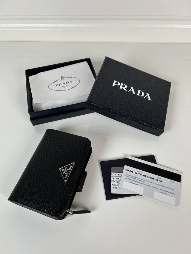 家女士十字纹短夹，型号1Ml018，按扣开合设计，内设9个卡槽，一个钞票隔层，一个带拉链的零隔层，尺寸12 X 8Cm，尺寸小巧但功能齐全，实用与时尚兼备，手持