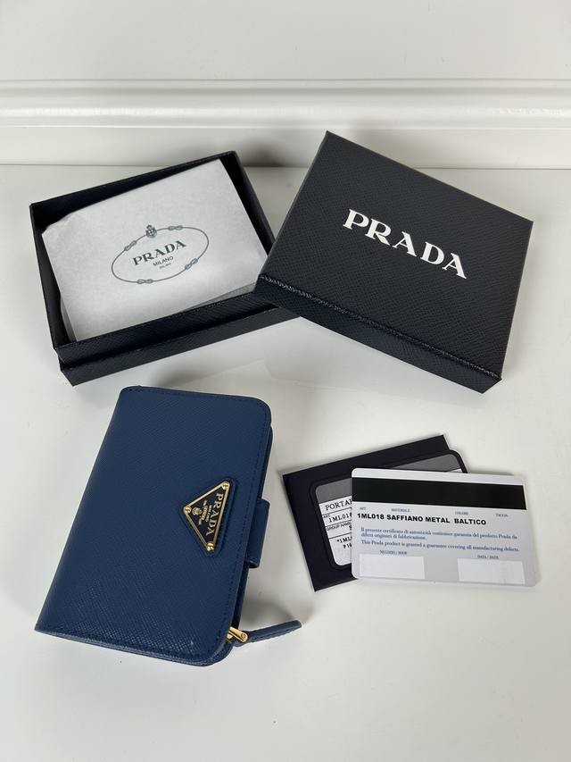 家女士十字纹短夹，型号1Ml018，按扣开合设计，内设9个卡槽，一个钞票隔层，一个带拉链的零隔层，尺寸12 X 8Cm，尺寸小巧但功能齐全，实用与时尚兼备，手持