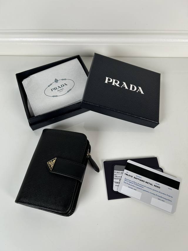 家女士十字纹短夹，型号1Ml018，按扣开合设计，内设9个卡槽，一个钞票隔层，一个带拉链的零隔层，尺寸12 X 8Cm，尺寸小巧但功能齐全，实用与时尚兼备，手持