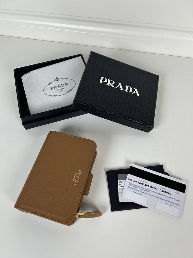 家女士摔纹牛皮短夹，型号1Ml018，按扣开合设计，内设9个卡槽，一个钞票隔层，一个带拉链的零隔层，尺寸12 X 8Cm，尺寸小巧但功能齐全，实用与时尚兼备，手