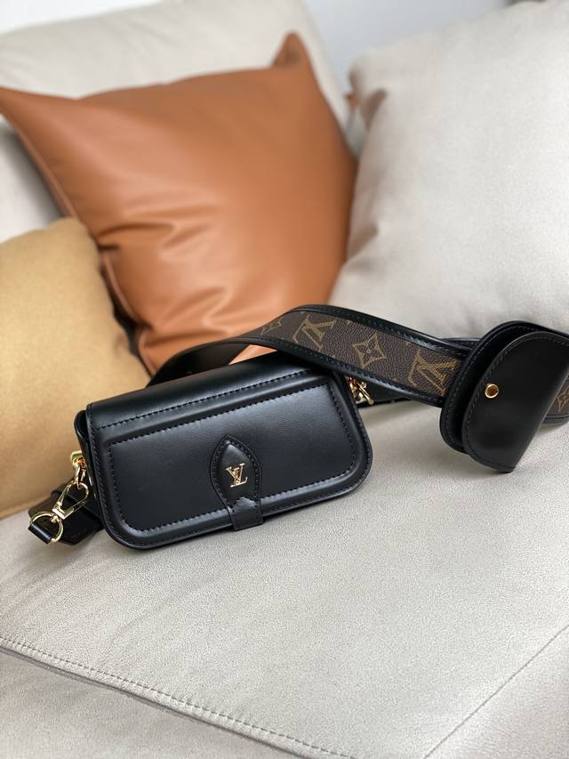 顶级原单m69841黑色 全皮 Officier 手袋融合牛皮和 Monogram 帆布细节，内含拉链袋且可轻松容纳手机，其可调节宽肩带配有滑动零钱包，为前卫设