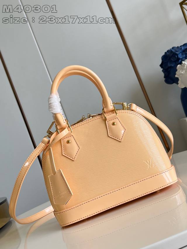 顶级原单 独家实拍 M40301杏 作为路易威登标志性的设计之一，Alma Bb 手袋此次取材 Epi 皮革，将路易威登标识刺绣和 Monogram 花簇分饰全