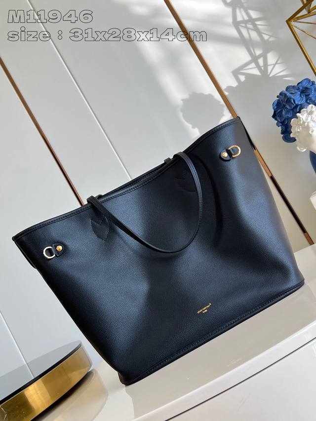 顶级原单 独家实拍 M11946黑 Neverfull Inside Out 中号手袋以 Monogram 帆布与粒面皮革演绎崭新双面设计，其可拆卸口袋便于轻松