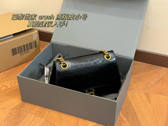 配折叠盒飞机盒牛皮 Size：25*16Cm 小 31*19Cm 大 Crush直击我的心 巴黎世家新款包包 Crush真的太高级了吧 材质摸起来超级舒服~ 软