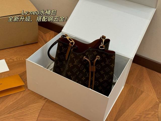 配折叠盒飞机盒 原版品质 日常最推荐 Lv 水桶包 顶级钢五金 此款水桶质感软 尺寸:26Cm 斜挎 单肩更舒服 搜索lv 水桶包 配折叠盒飞机盒 原版品质 日常最推荐 Lv 水桶包 顶级钢五金 此款水桶质感软 尺寸:26Cm 斜挎 单肩更舒服 搜索lv 水桶包