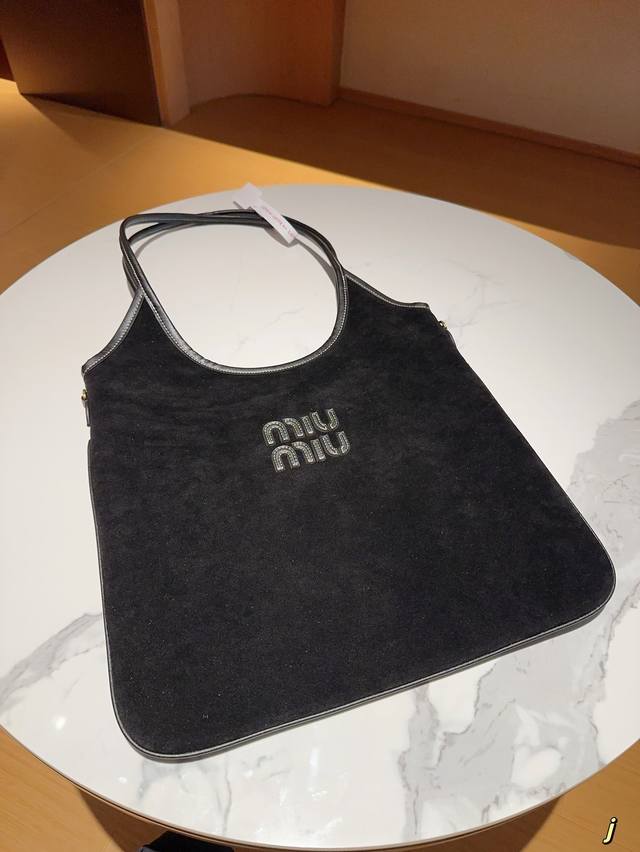 Miumiu缪缪 磨砂托特包tote Ivy腋下包 时髦精必备 尺寸35×33 礼盒包装