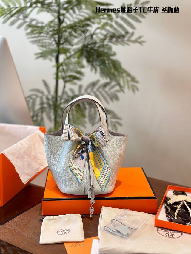 顶级原单tc皮 爱马仕菜篮子常用的尺寸是18, 全新的出售价格在2-3万,妥妥的入手不亏 全套包装 边油涂层 很薄,有明显的颗粒感 锁头 Logo刻字字体放大看 顶级原单tc皮 爱马仕菜篮子常用的尺寸是18, 全新的出售价格在2-3万,妥妥的入手不亏 全套包装 边油涂层 很薄,有明显的颗粒感 锁头 Logo刻字字体放大看