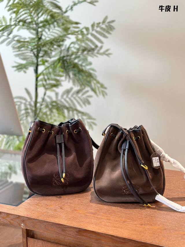 可恶罗意威真的是太会了入股不亏 浅棕色麂皮斜挎 慵懒随性的样子真的爱了 姐妹们整个一个就是说就完事了 25×25