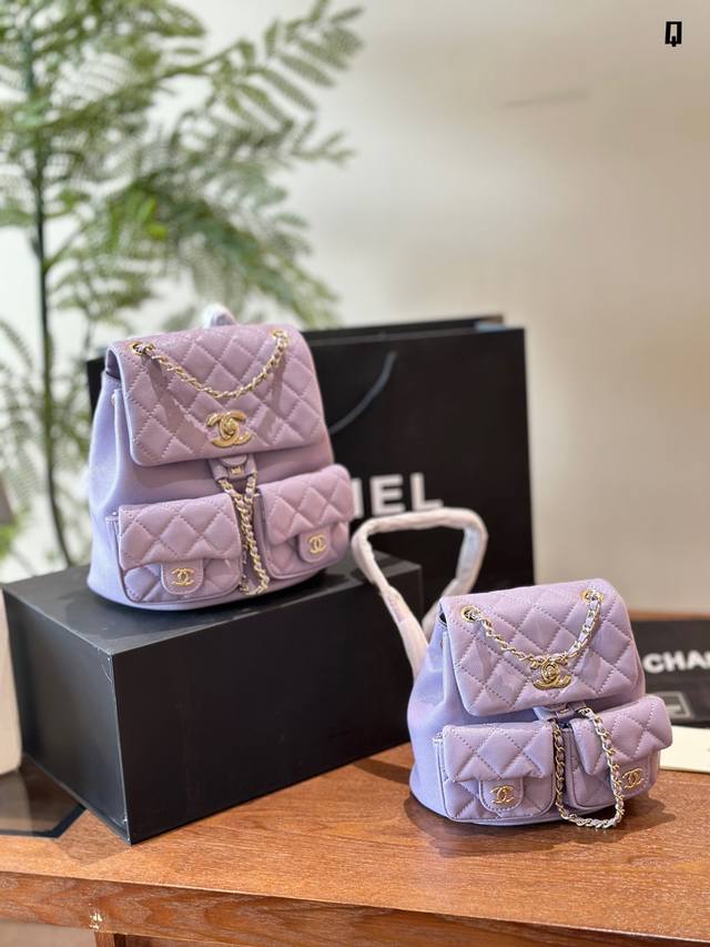 鱼子酱 小青蛙双口袋复古背包黑色 专柜售价40620Rmb购入开发~ 一向都是重头戏的复古双肩包aew 23P这款让人翘首以待的荔枝纹小牛~ 颜值担当属于耐看型 鱼子酱 小青蛙双口袋复古背包黑色 专柜售价40620Rmb购入开发~ 一向都是重头戏的复古双肩包aew 23P这款让人翘首以待的荔枝纹小牛~ 颜值担当属于耐看型