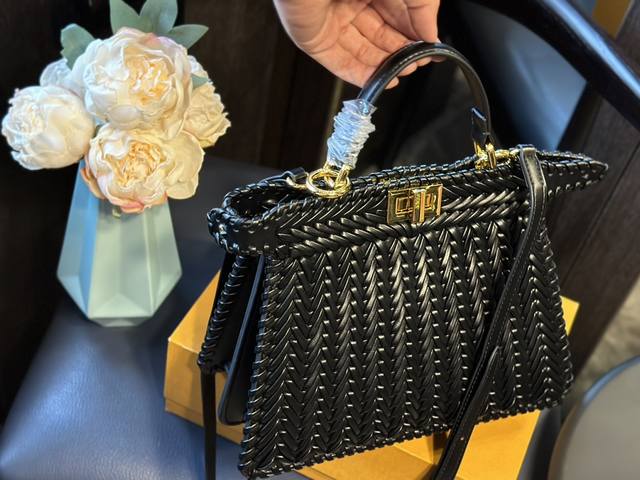 折叠礼盒 Fendi 芬迪编织小猫 Fendi重磅推荐 Fendi经典pkb包又出新款了纯手工编织工艺 低调奢华又透露出个人时尚态度s! 尺寸:27 20 折叠礼盒 Fendi 芬迪编织小猫 Fendi重磅推荐 Fendi经典pkb包又出新款了纯手工编织工艺 低调奢华又透露出个人时尚态度s! 尺寸:27 20