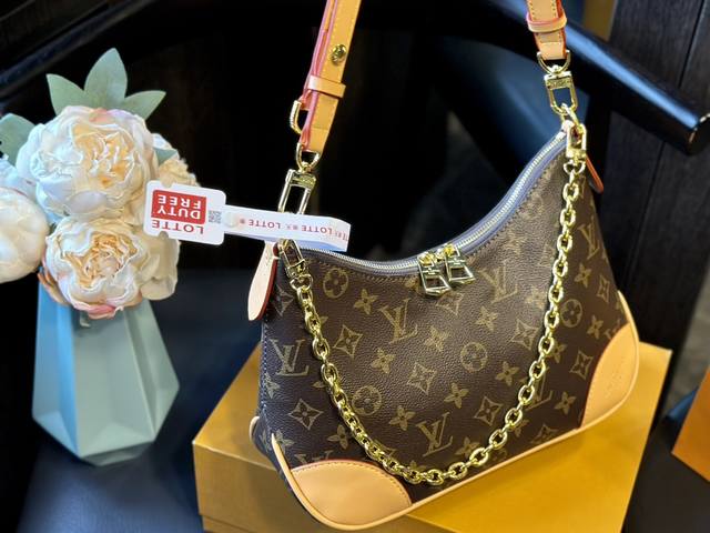 折叠礼盒 Lv 最新断货王，原厂彩色小牛皮，24K五金，听我的一定要入，已经帮你们去对比过了，直接省了一万多的最新牛货！7月柜上最新款，最最最好看的新款牛角包！