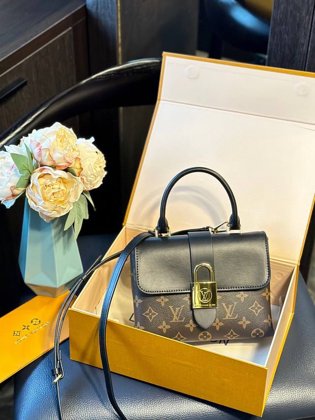 折叠礼盒 Lv Locky Bb 网红小锁头包 这款小巧而有型的locky Bb手袋采用monogram帆布和牛皮材质,配有醒目的大尺寸金色lv挂锁锁扣,兼具精 折叠礼盒 Lv Locky Bb 网红小锁头包 这款小巧而有型的locky Bb手袋采用monogram帆布和牛皮材质,配有醒目的大尺寸金色lv挂锁锁扣,兼具精